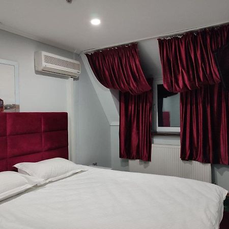 Hotel Leoton Tchernivtsi Extérieur photo