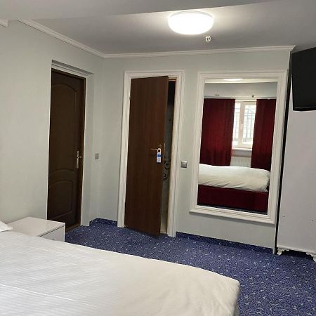Hotel Leoton Tchernivtsi Extérieur photo