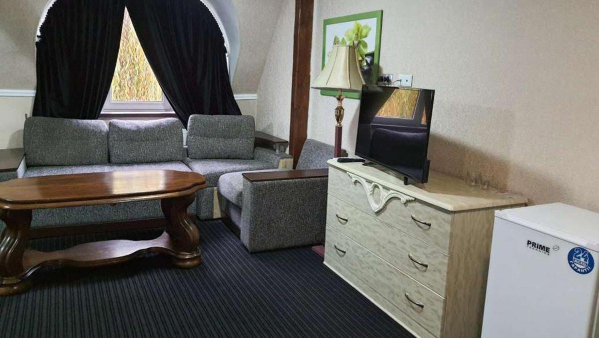 Hotel Leoton Tchernivtsi Extérieur photo