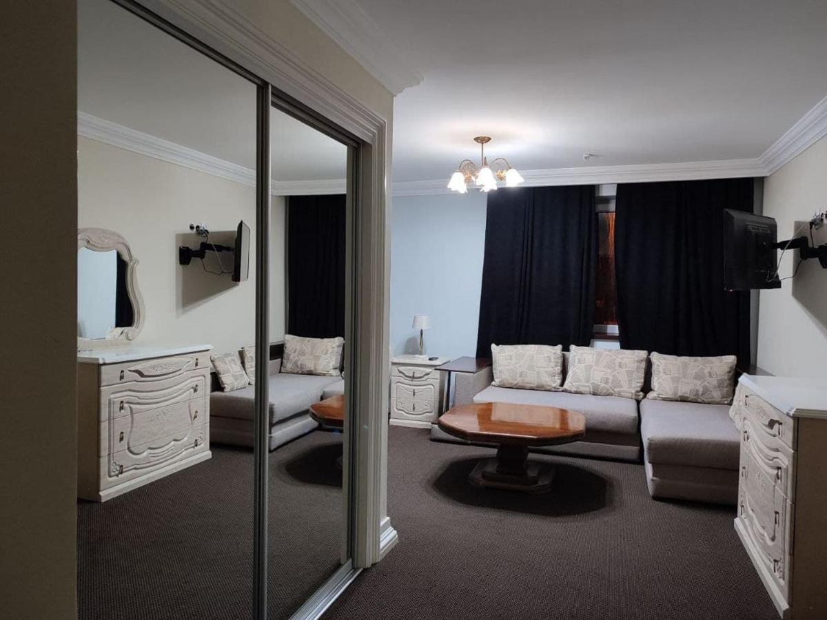 Hotel Leoton Tchernivtsi Extérieur photo