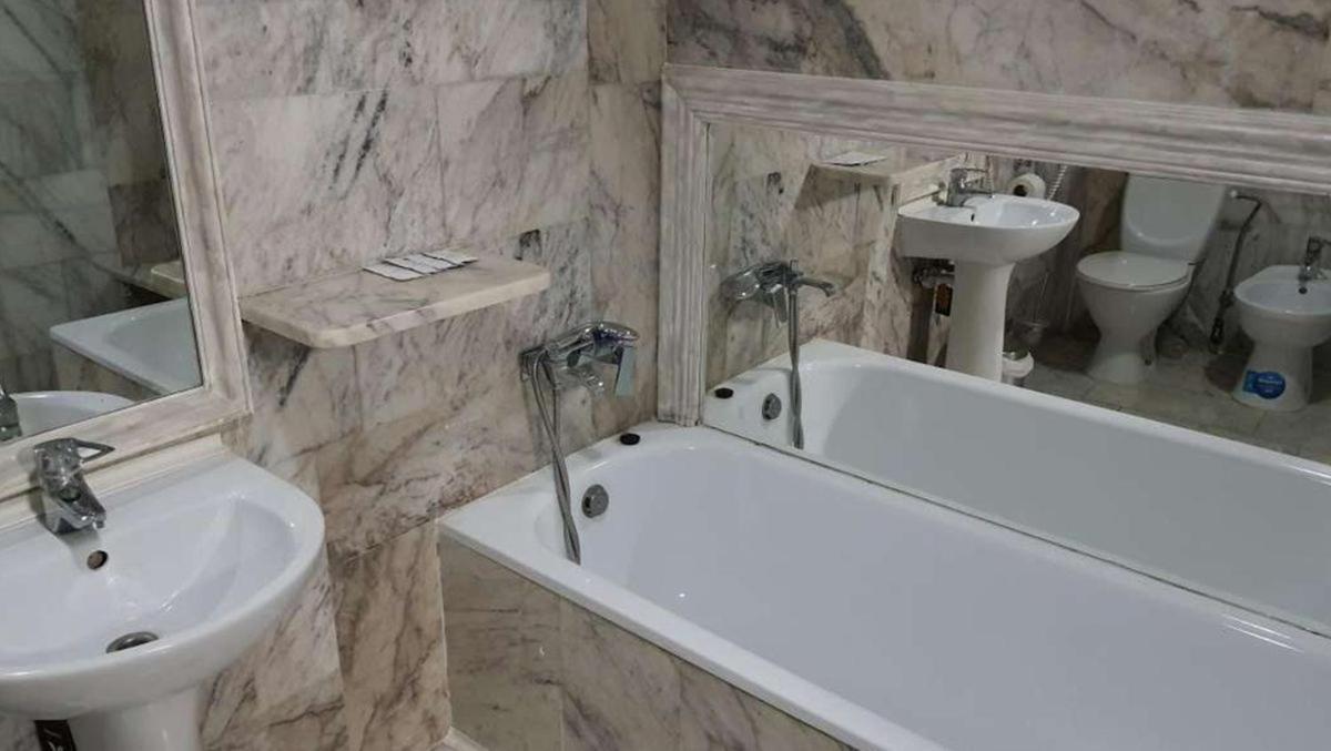 Hotel Leoton Tchernivtsi Extérieur photo