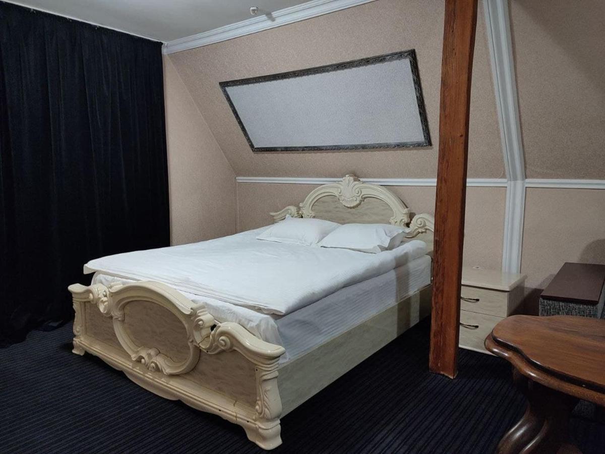 Hotel Leoton Tchernivtsi Extérieur photo