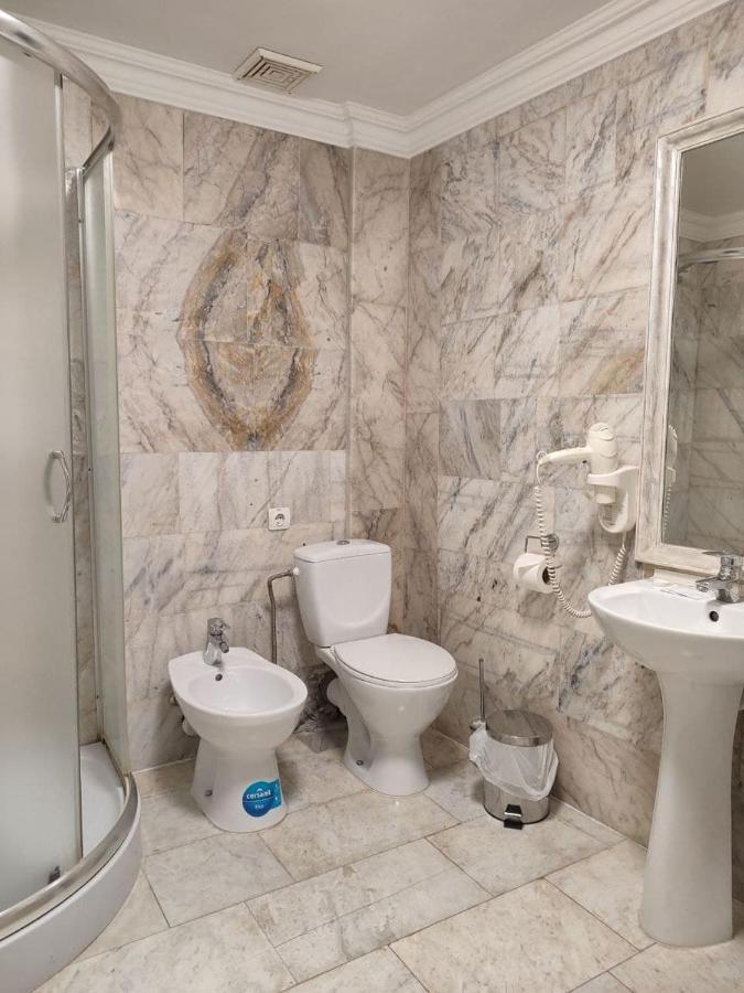 Hotel Leoton Tchernivtsi Extérieur photo