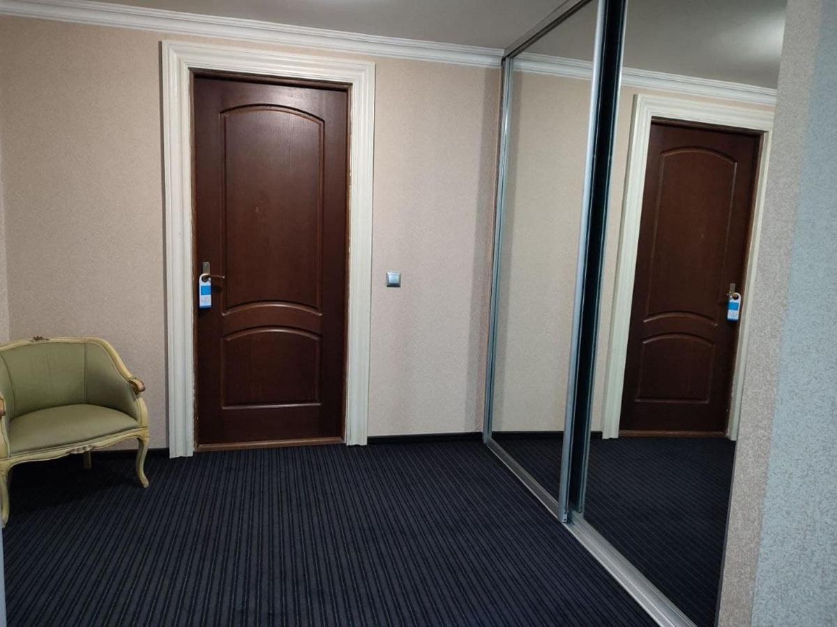 Hotel Leoton Tchernivtsi Extérieur photo