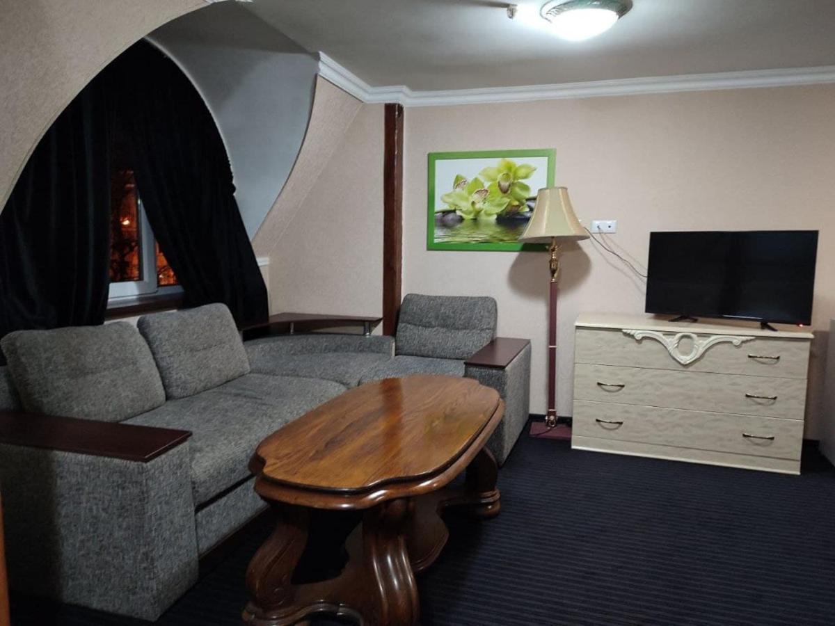 Hotel Leoton Tchernivtsi Extérieur photo