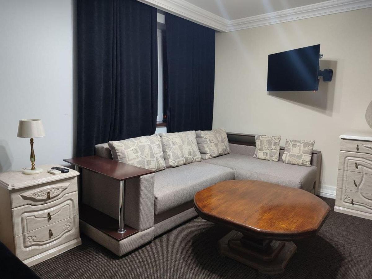 Hotel Leoton Tchernivtsi Extérieur photo