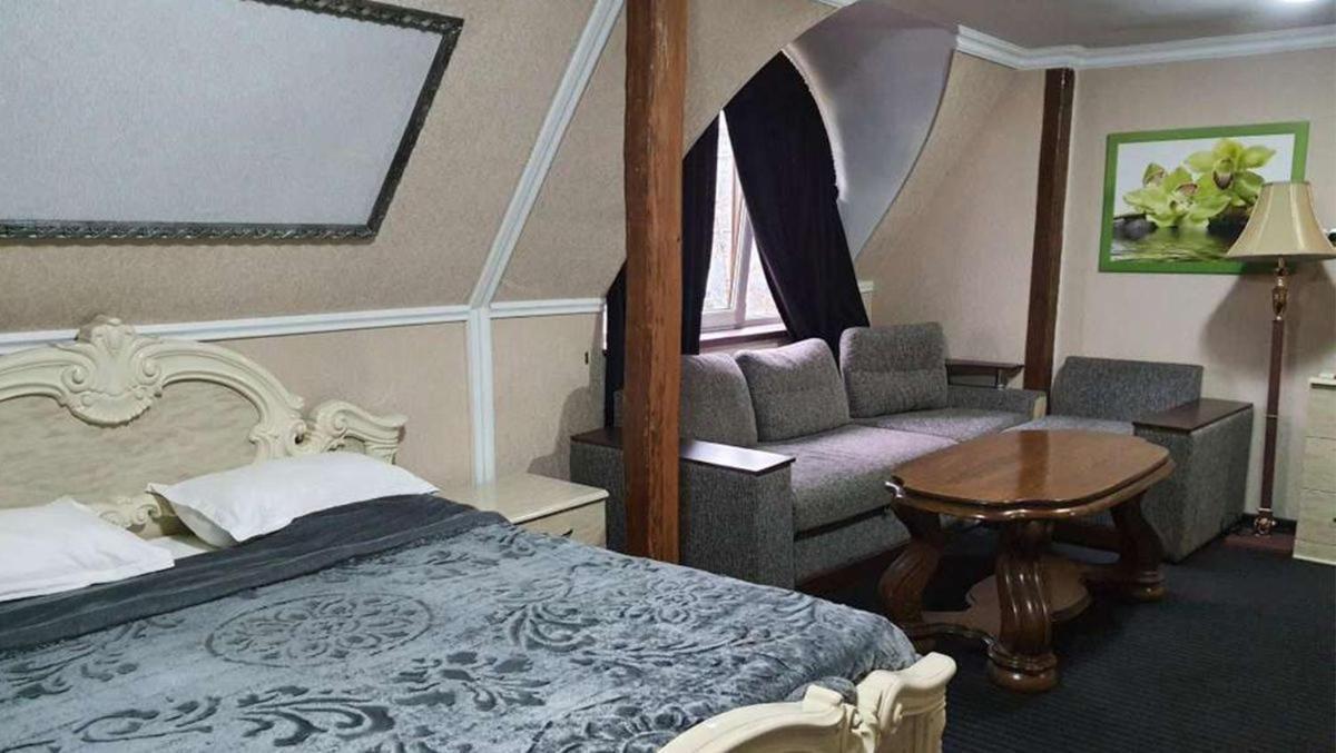 Hotel Leoton Tchernivtsi Extérieur photo