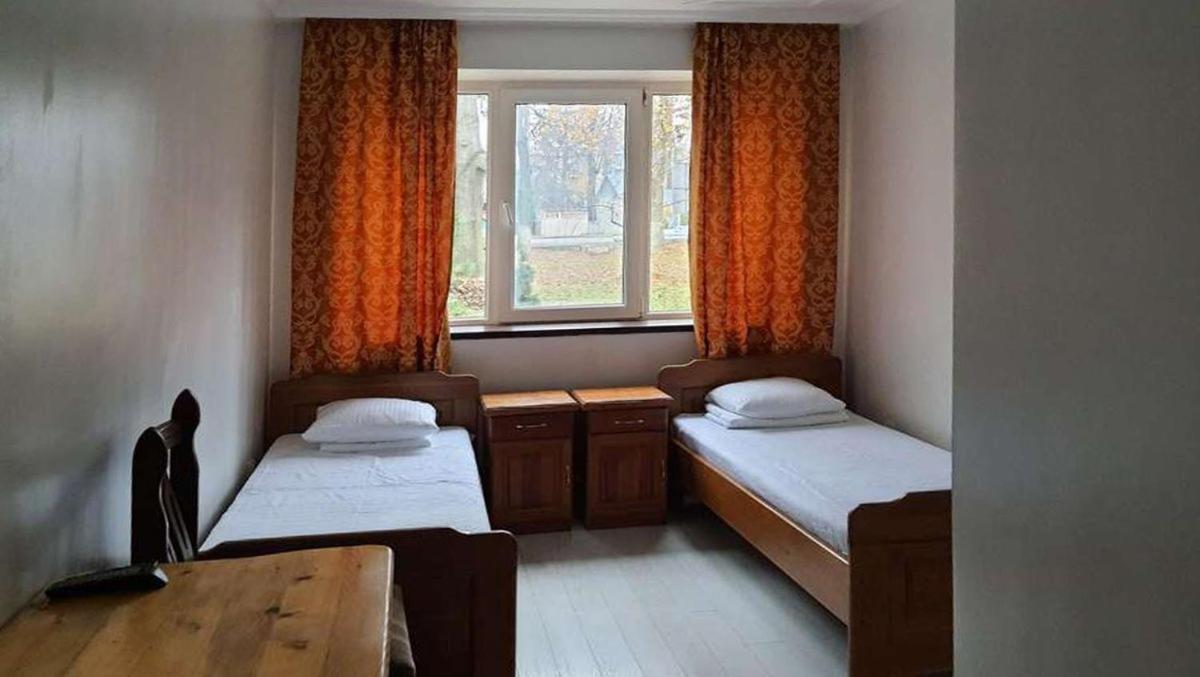 Hotel Leoton Tchernivtsi Extérieur photo