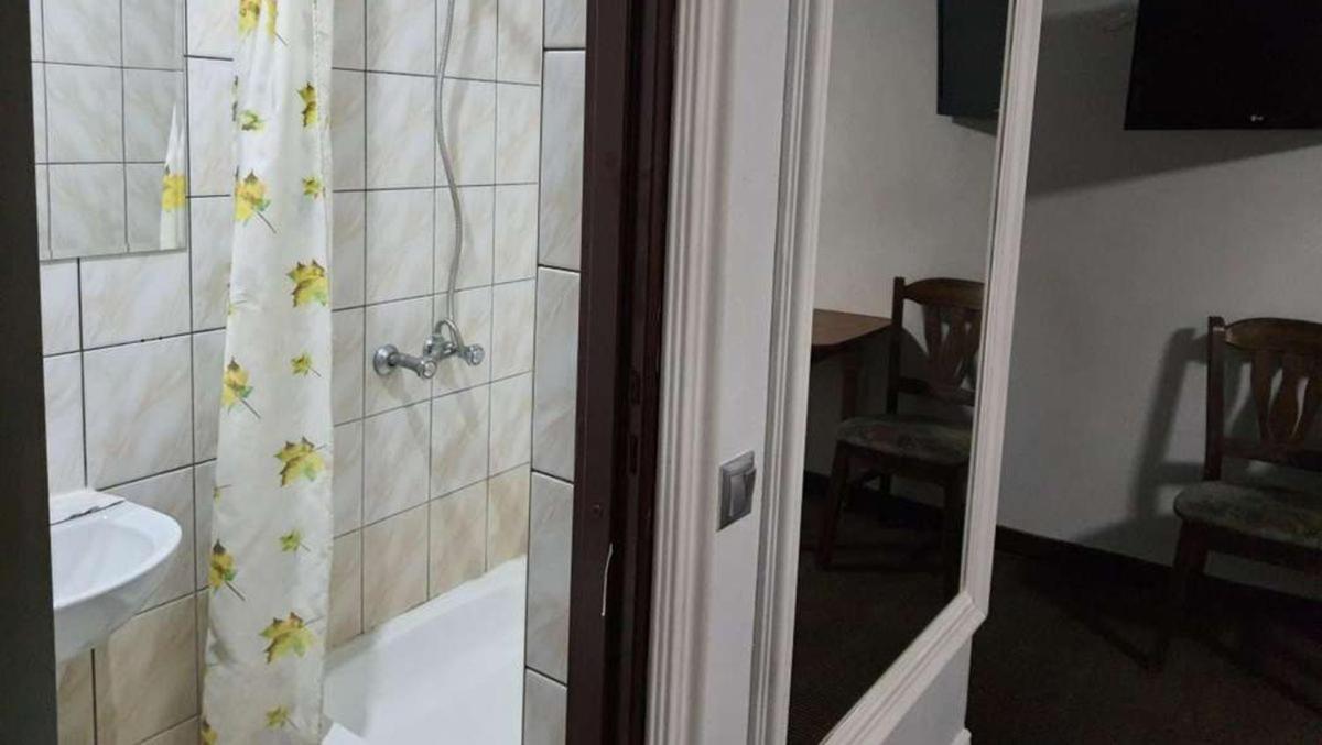 Hotel Leoton Tchernivtsi Extérieur photo