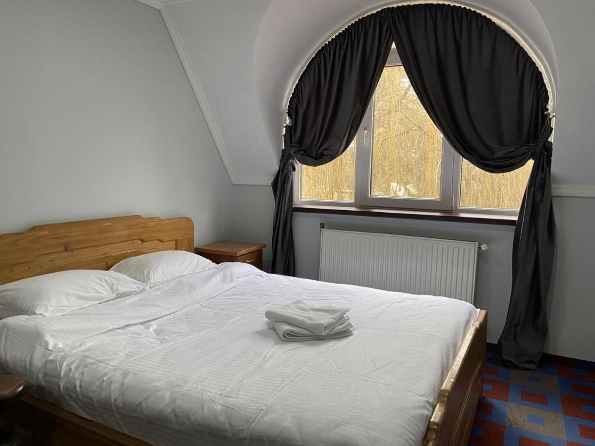 Hotel Leoton Tchernivtsi Extérieur photo