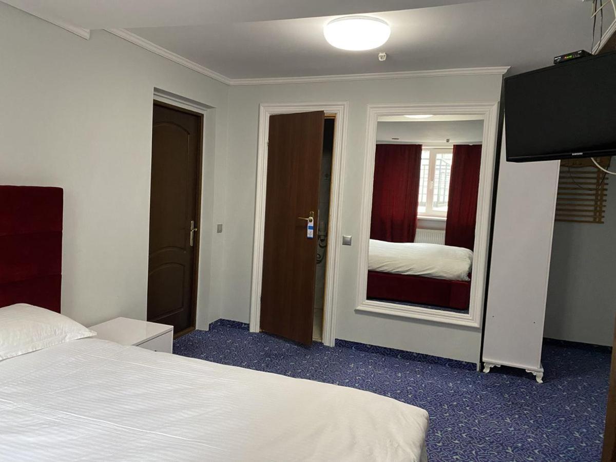 Hotel Leoton Tchernivtsi Extérieur photo