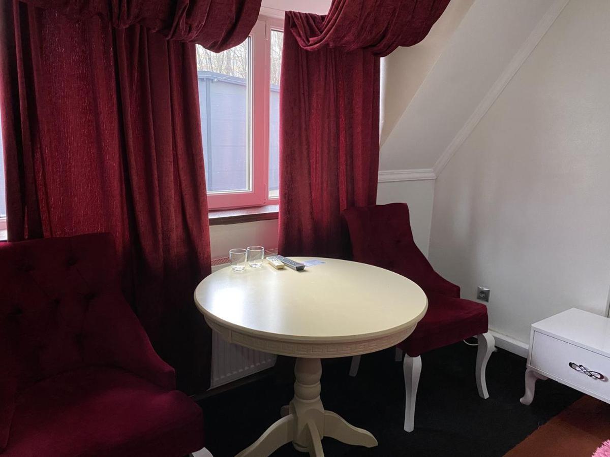 Hotel Leoton Tchernivtsi Extérieur photo
