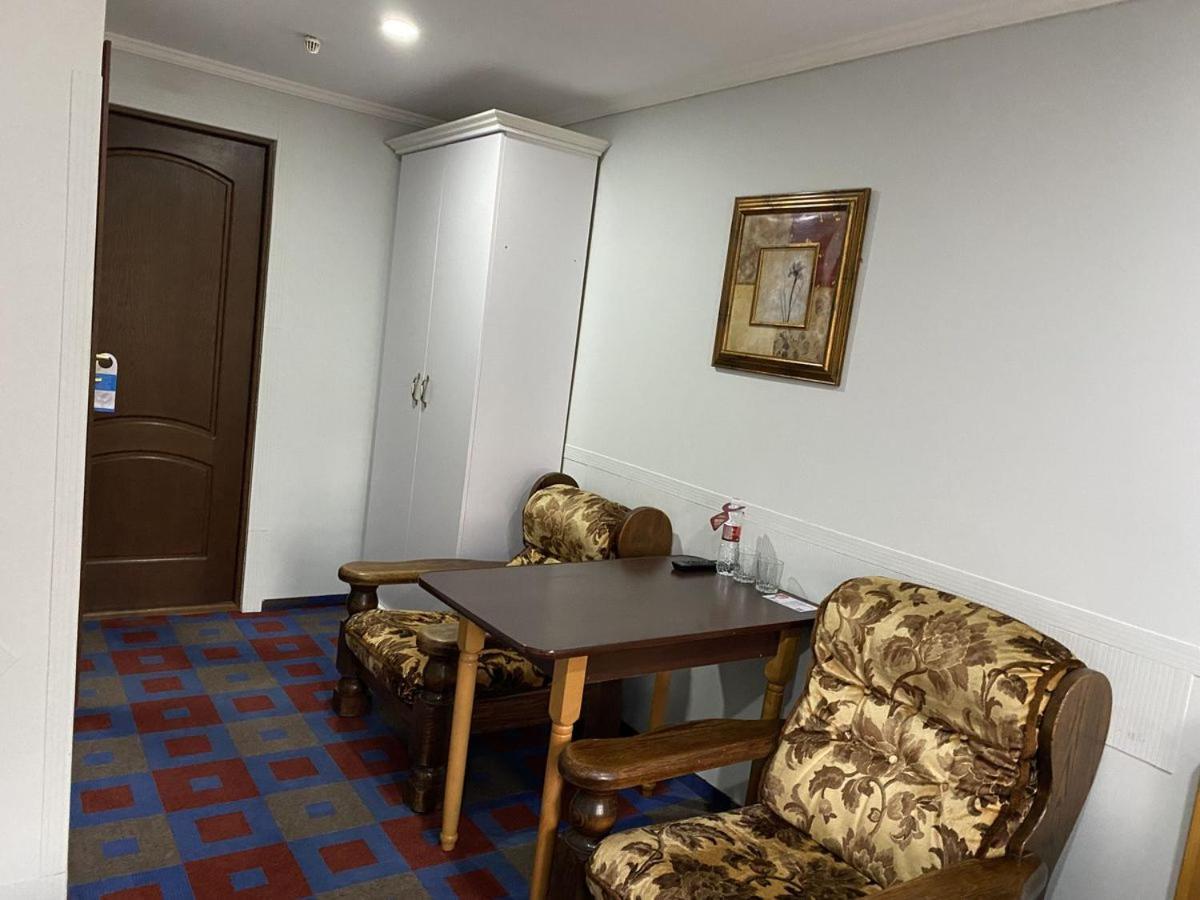 Hotel Leoton Tchernivtsi Extérieur photo