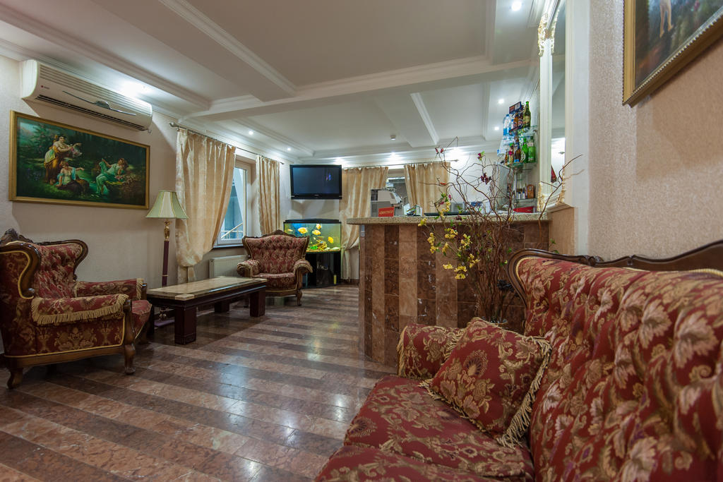 Hotel Leoton Tchernivtsi Extérieur photo