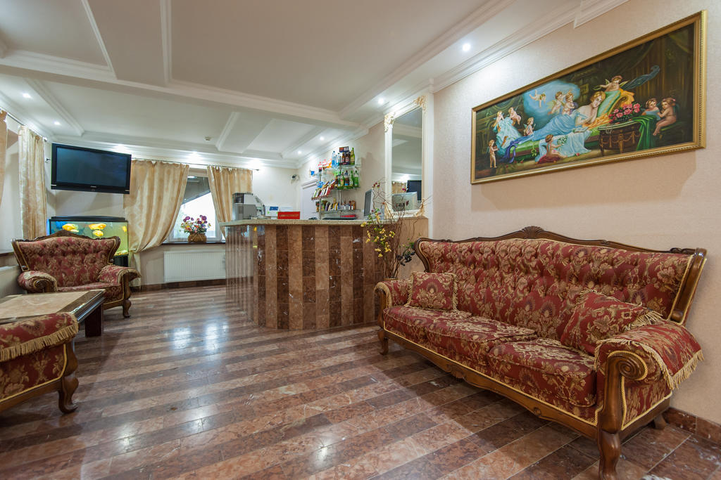 Hotel Leoton Tchernivtsi Extérieur photo