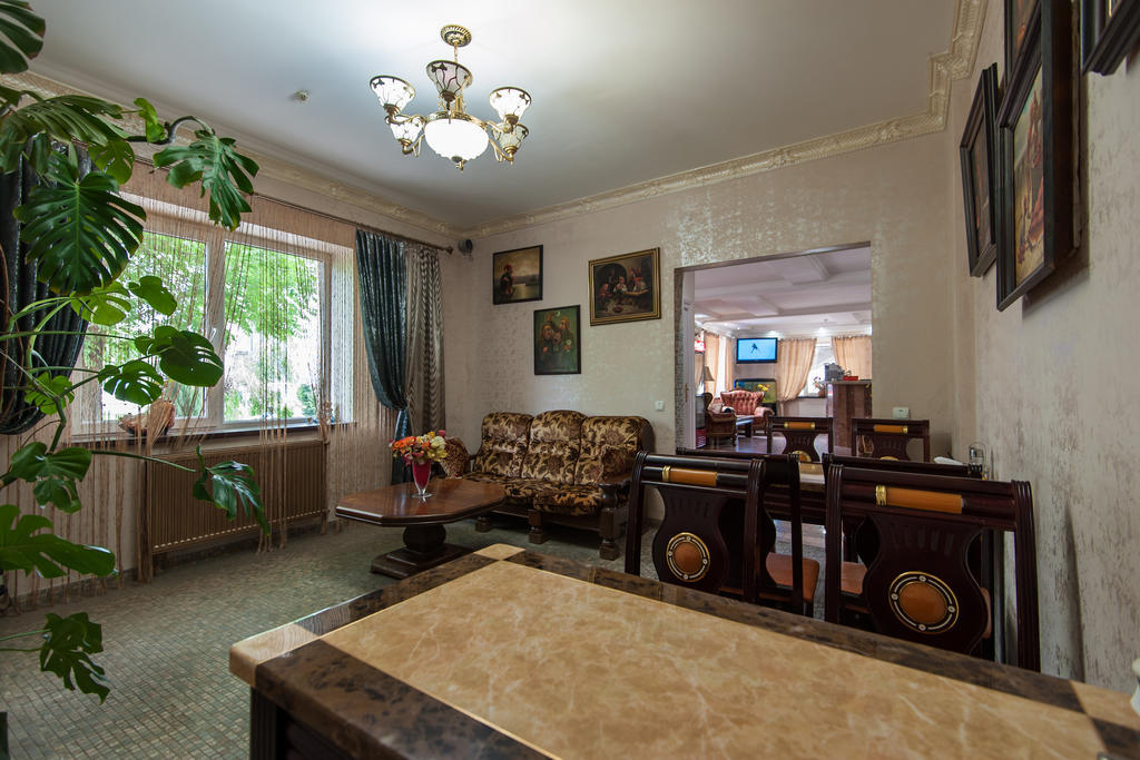 Hotel Leoton Tchernivtsi Extérieur photo